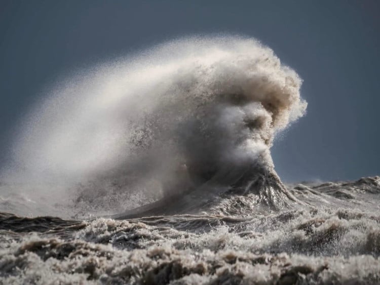 Nature Photographer Captures Incredible Image Of A Crashing Wave That ...